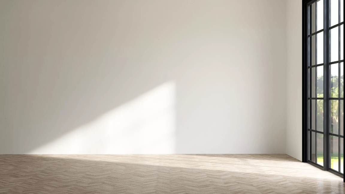 Mur clair et parquet dans un intérieur lumineux